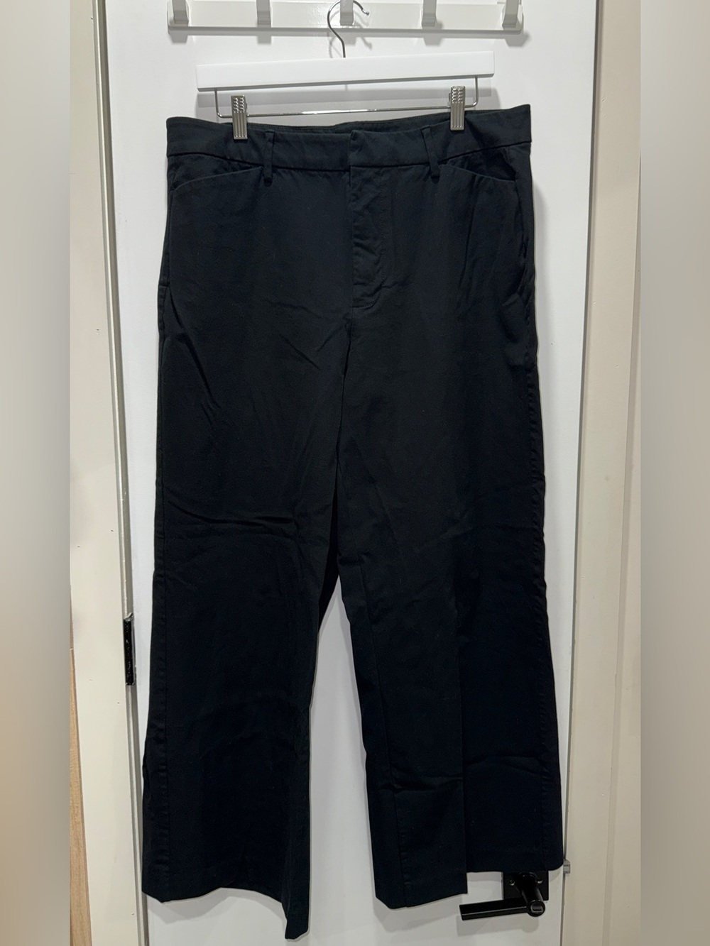 Old Navy Women’s Black High Rise Pixie Super Wide Leg Pant - Picture 3 of 4
